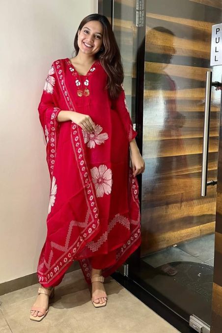 Elegant Floral Embroidered Suit Set with Dupatta