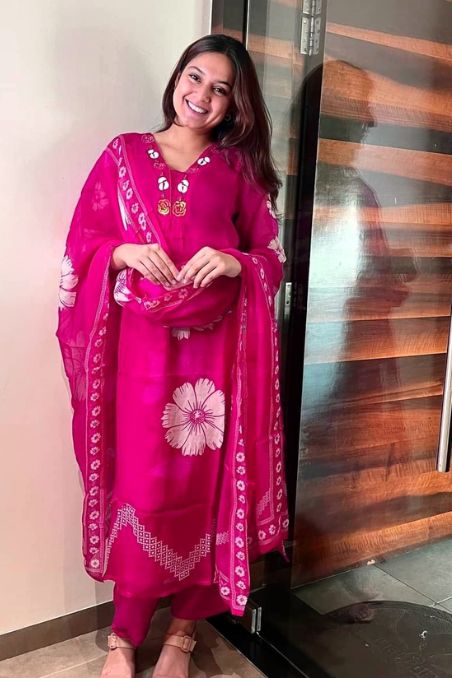 Elegant Floral Embroidered Suit Set with Dupatta